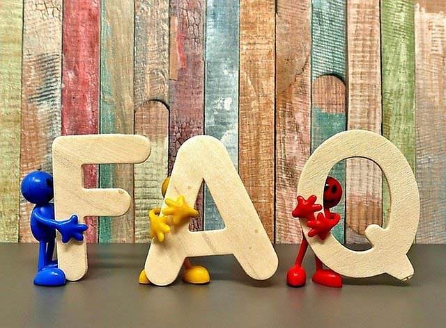 FAQ bokstäver kramas av tre visualiserad figurer i röd, blur och gul
